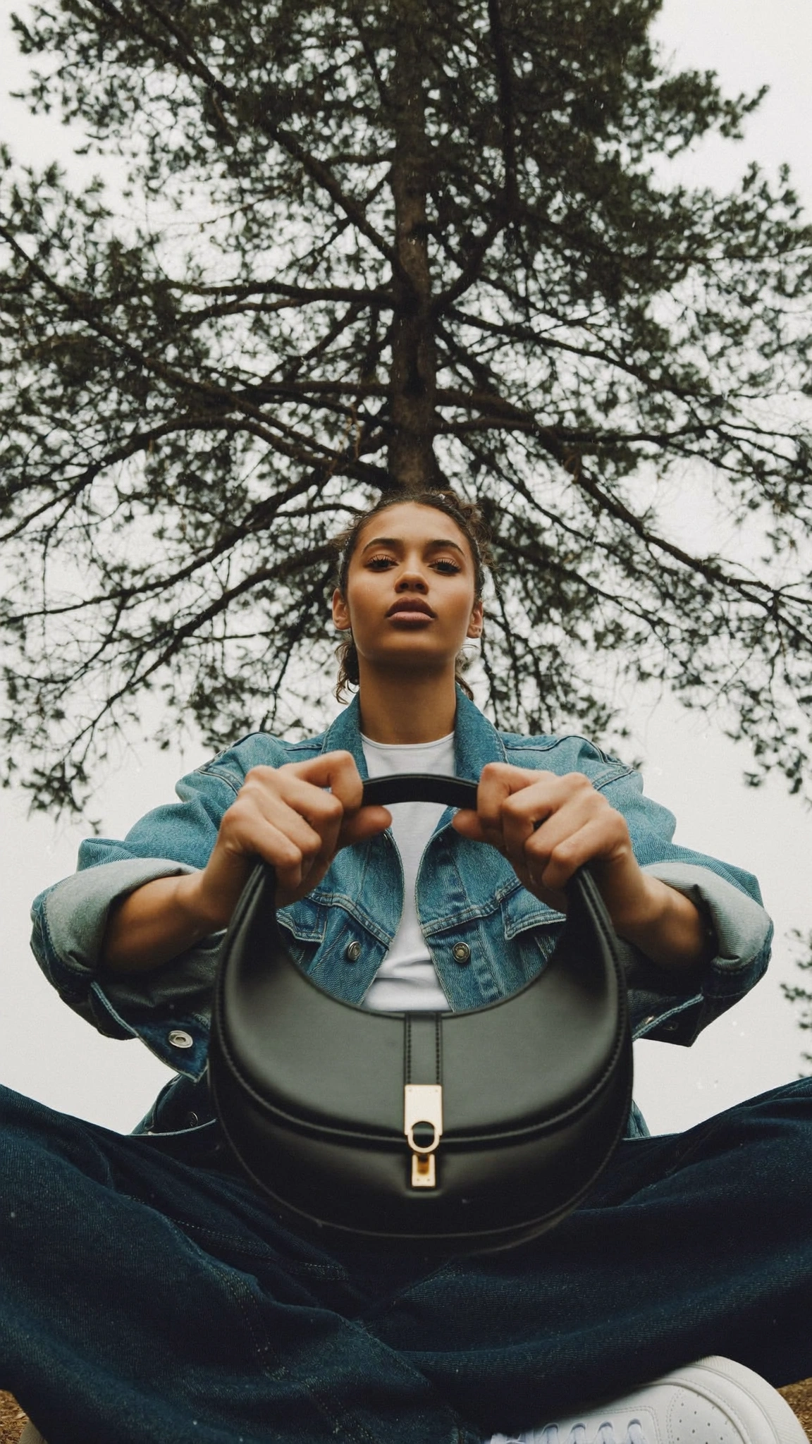 @Half-Moon Bag Black under the pines, snow, oversized denim